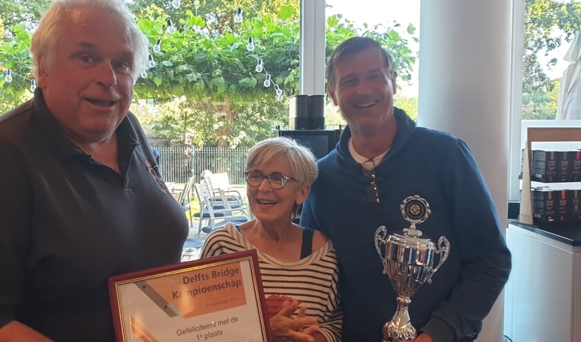 De winnaars Gert Olsder en Hein van Dort met wethouder Karin Schrederhof