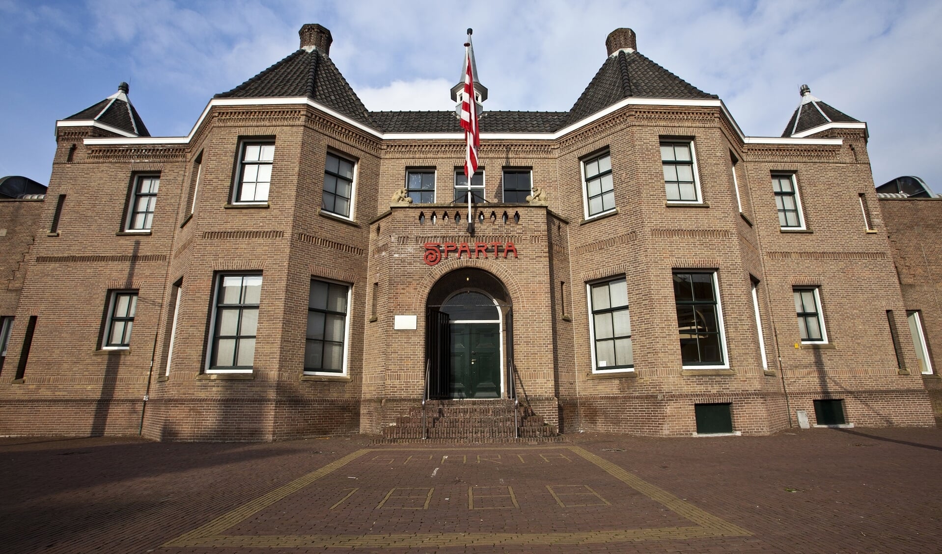 Het Kasteel, thuishaven van Sparta Rotterdam, en het museum (foto onder)