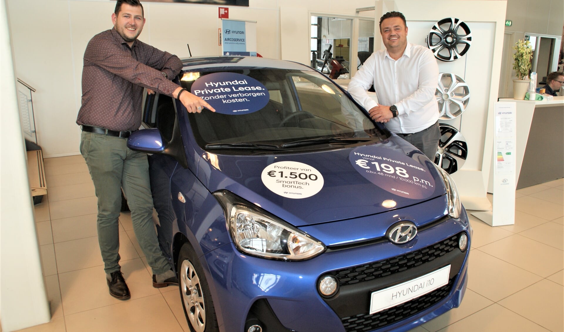 De verkoopadviseurs Didier van Unen (links) en Mike Arends bij de Hyundai i10 met SmartTech Bonus.