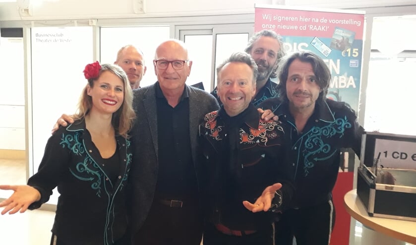 Joris Linssen trad met zijn band Caramba op tijdens de ledendagen van De Laatste Eer. Voorzitter Paul de Bree (3e van links) genoot mee.