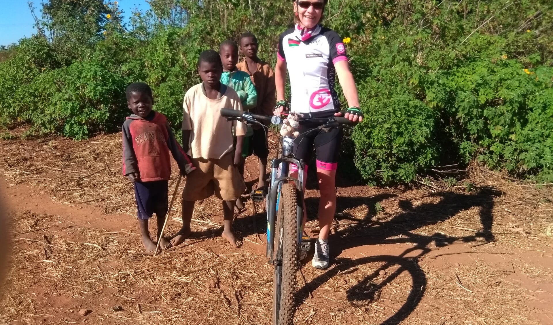 Marleen Cremers met een paar Rwandese kinderen