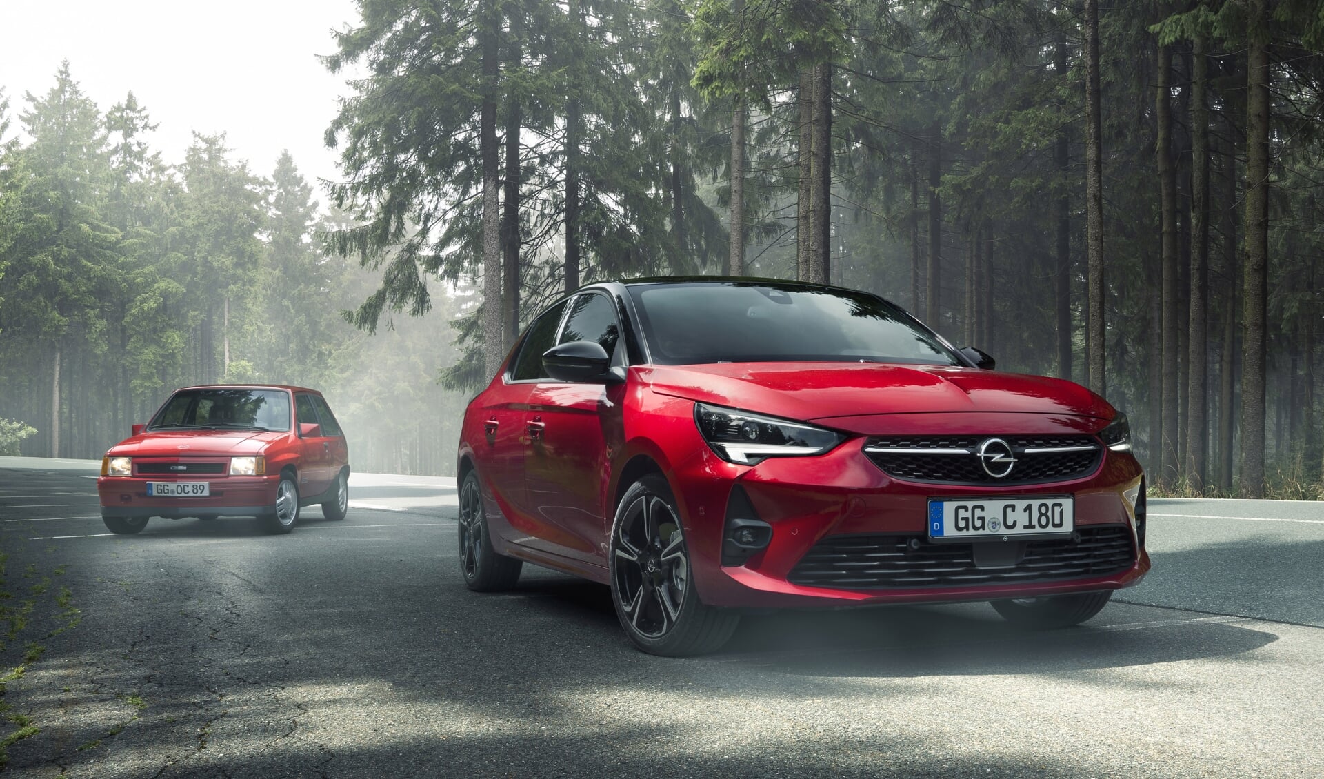 De nieuwe Opel Corsa GS Line, met daarachter zijn iconische voorvader: Opel Corsa A GSi.