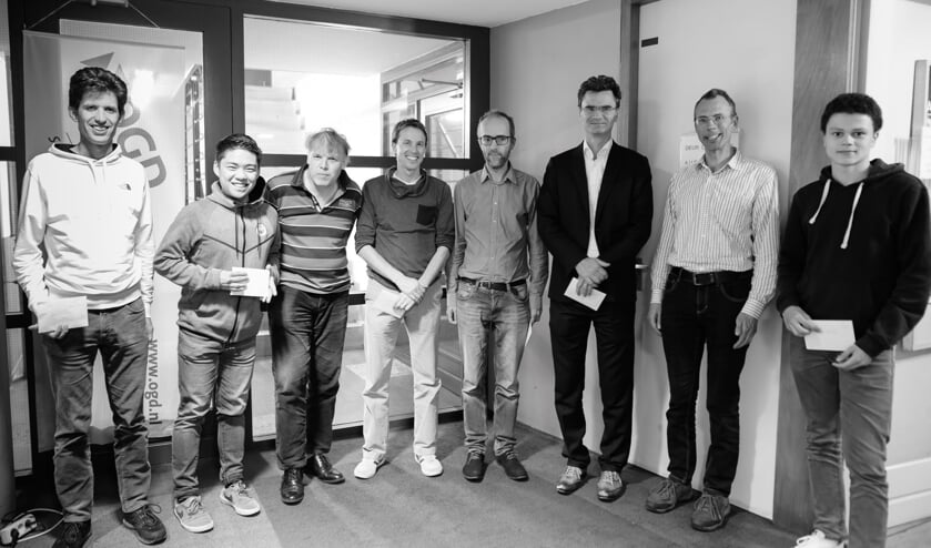 Hing Ting Lai, tweede van links, de winnaar van het OGD Rapidschaaktoernooi