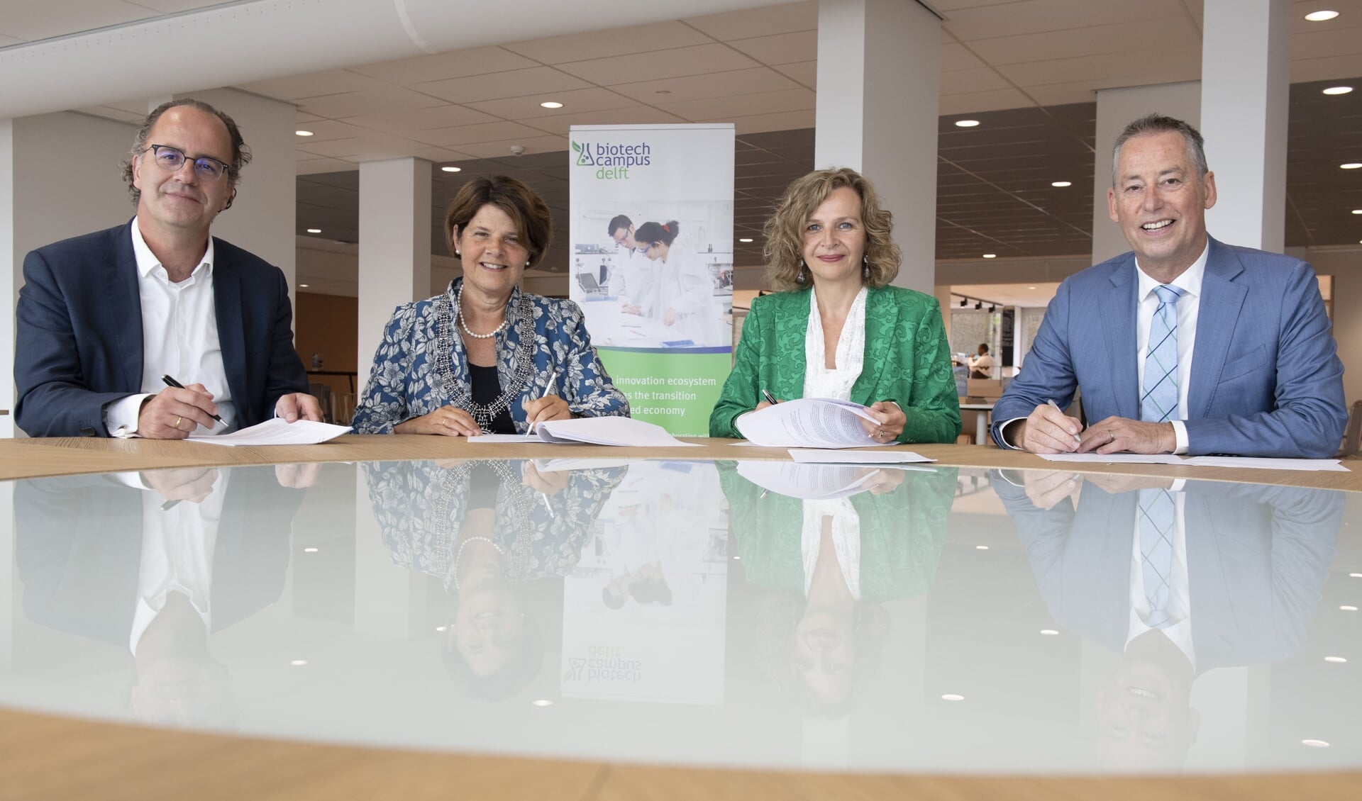 Rinke Zonneveld, Marja van Bijsterveldt, Edith Schippers en Tim van der Hagen ondertekenen de overeenkomst (Foto: Ermindo-Armino)