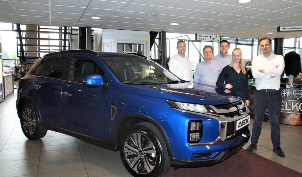 Het verkoopteam bij de nieuwe Mitsubishi ASX, met (vlnr) Dion, Jeroen, Wouter, Leanne en Roy.