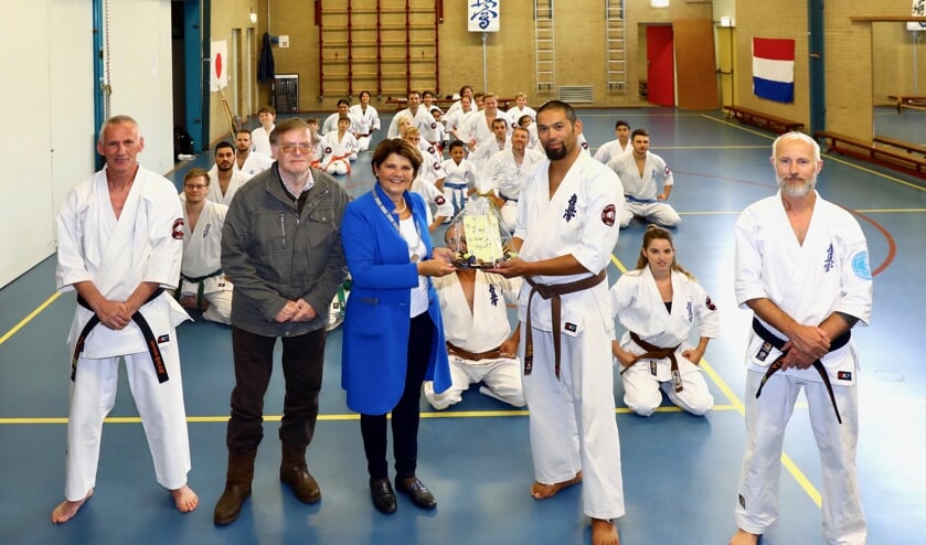 NIck Cruyl wordt door burgemeester Van Bijsterveldt bedankt voor zijn heldendaad. Links van de burgemeester staat de heer Berserik, wiens leven gered werd (Foto: Koos Bommelé)
