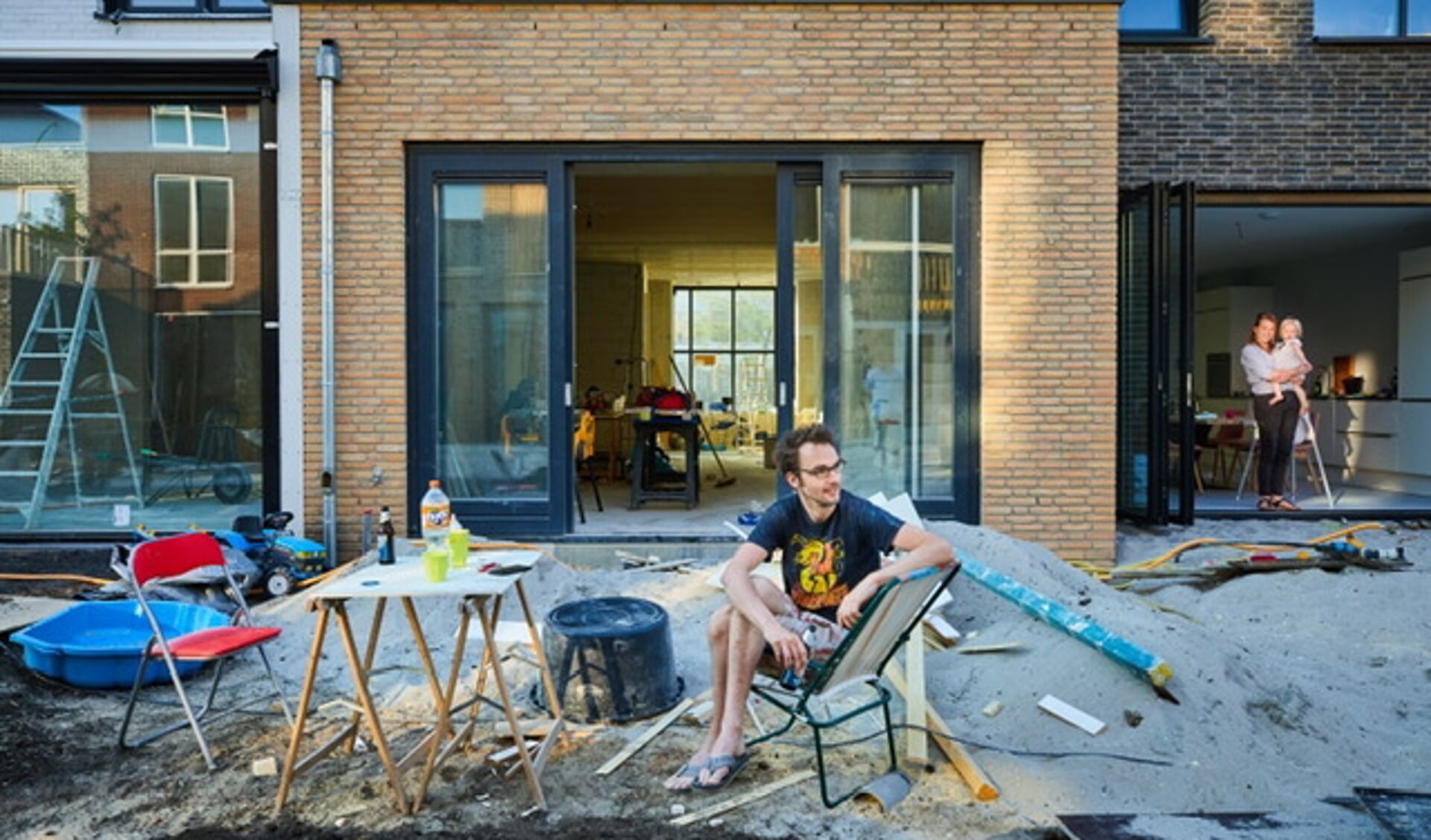 Onder toeziend oog van de -zelf ook bouwende- buren aan de slag op je eigen kavel in Nieuw Delft. (foto: PR)