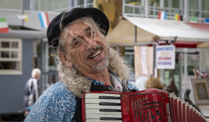 Accordeonist/entertainer Fabela Rozo is ook te zien tijdens Montmartre op het plein (Foto: Johan Gerritse)