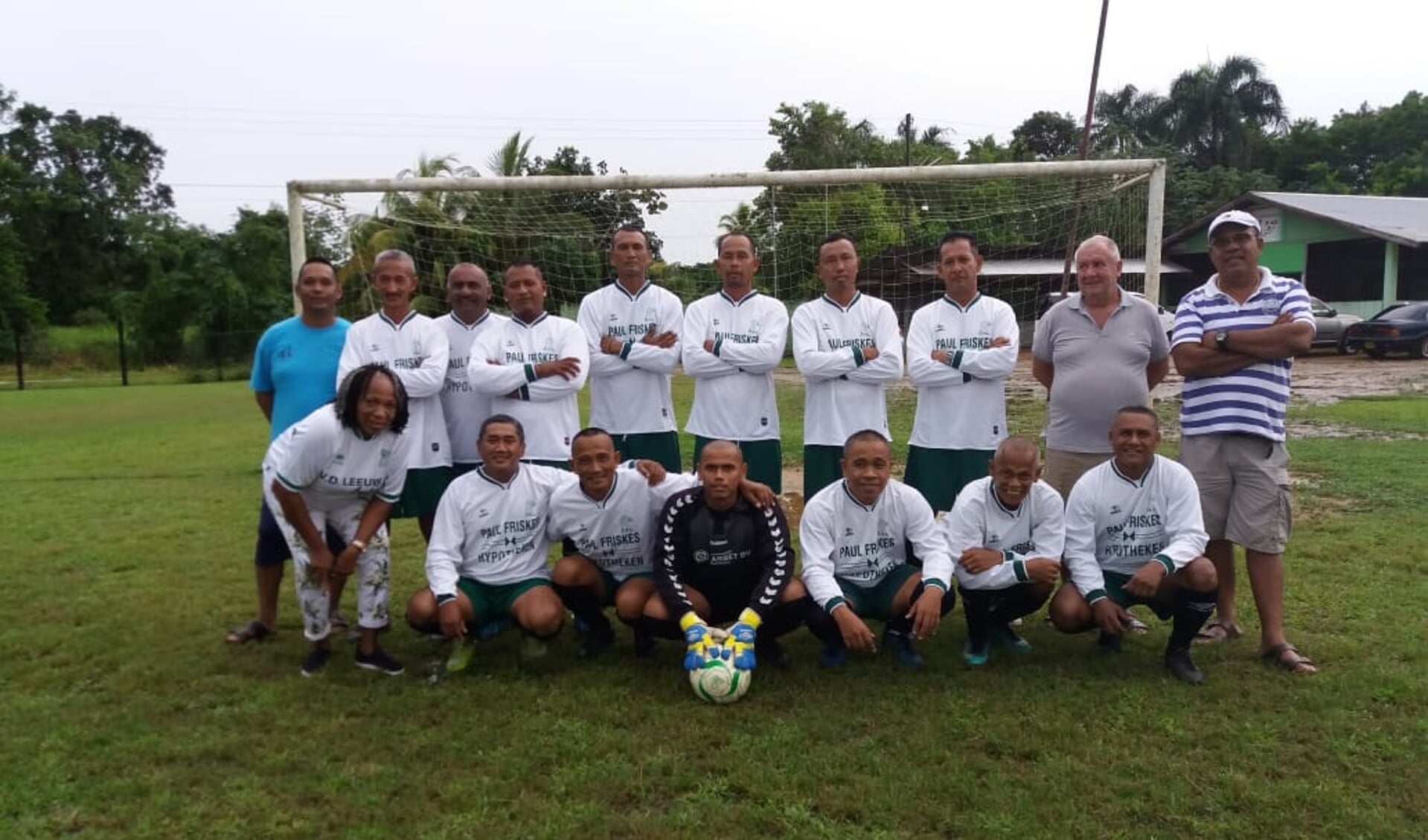 Surinaamse voetbalteams zien er weer piekfijn uit met de gedoneerde DHL-shirts. (Achterin 2e van rechts: Hans van Karssen)