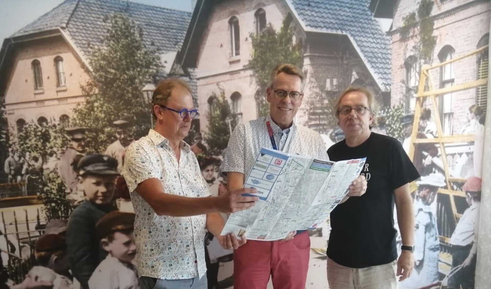Rob Trompper, Bram Reijke en Jan van der Mast: verguld met de Van Marken wandelroute