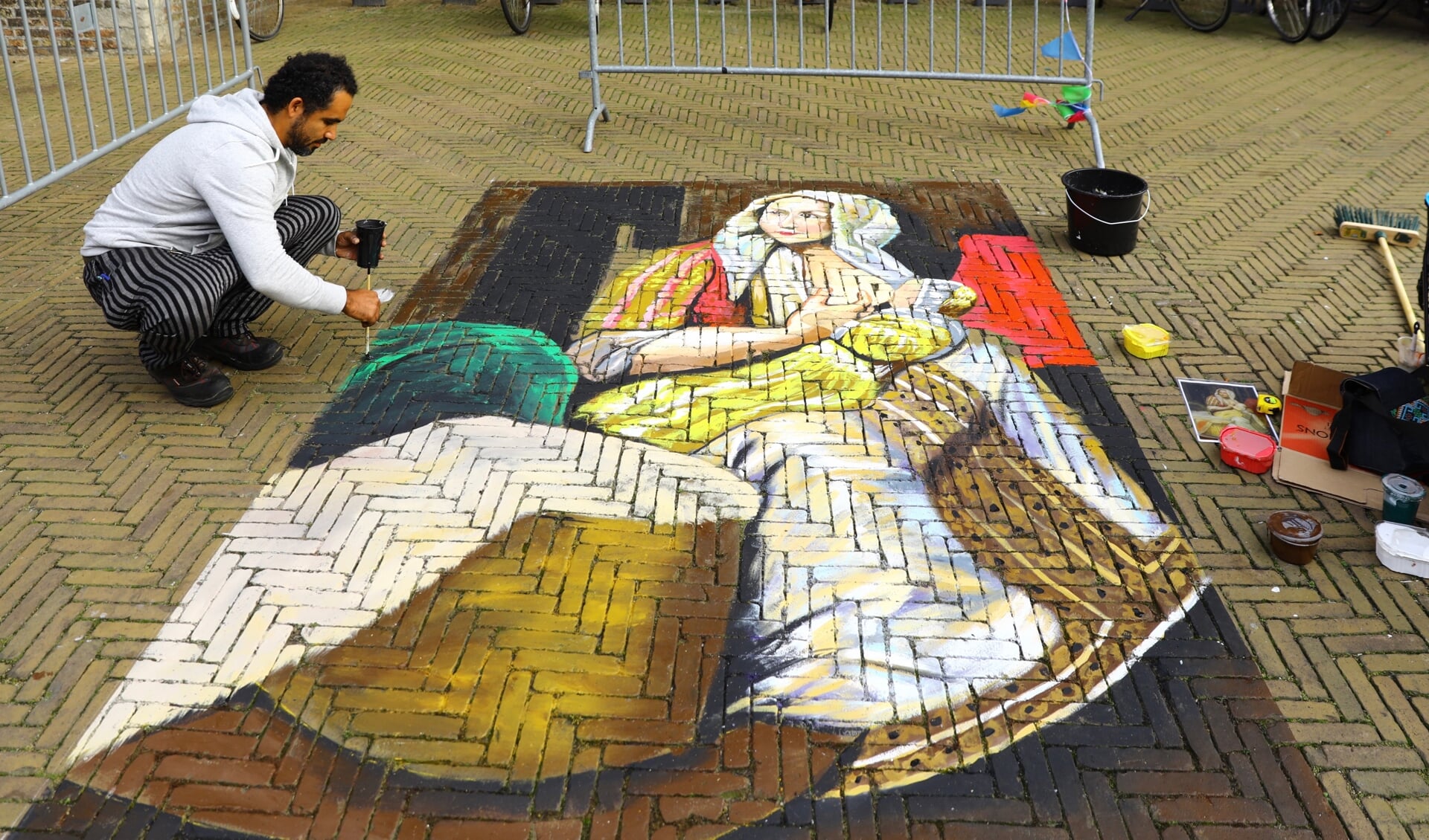 Een kunstenaar aan het werk tijdens het Madonnari Festival