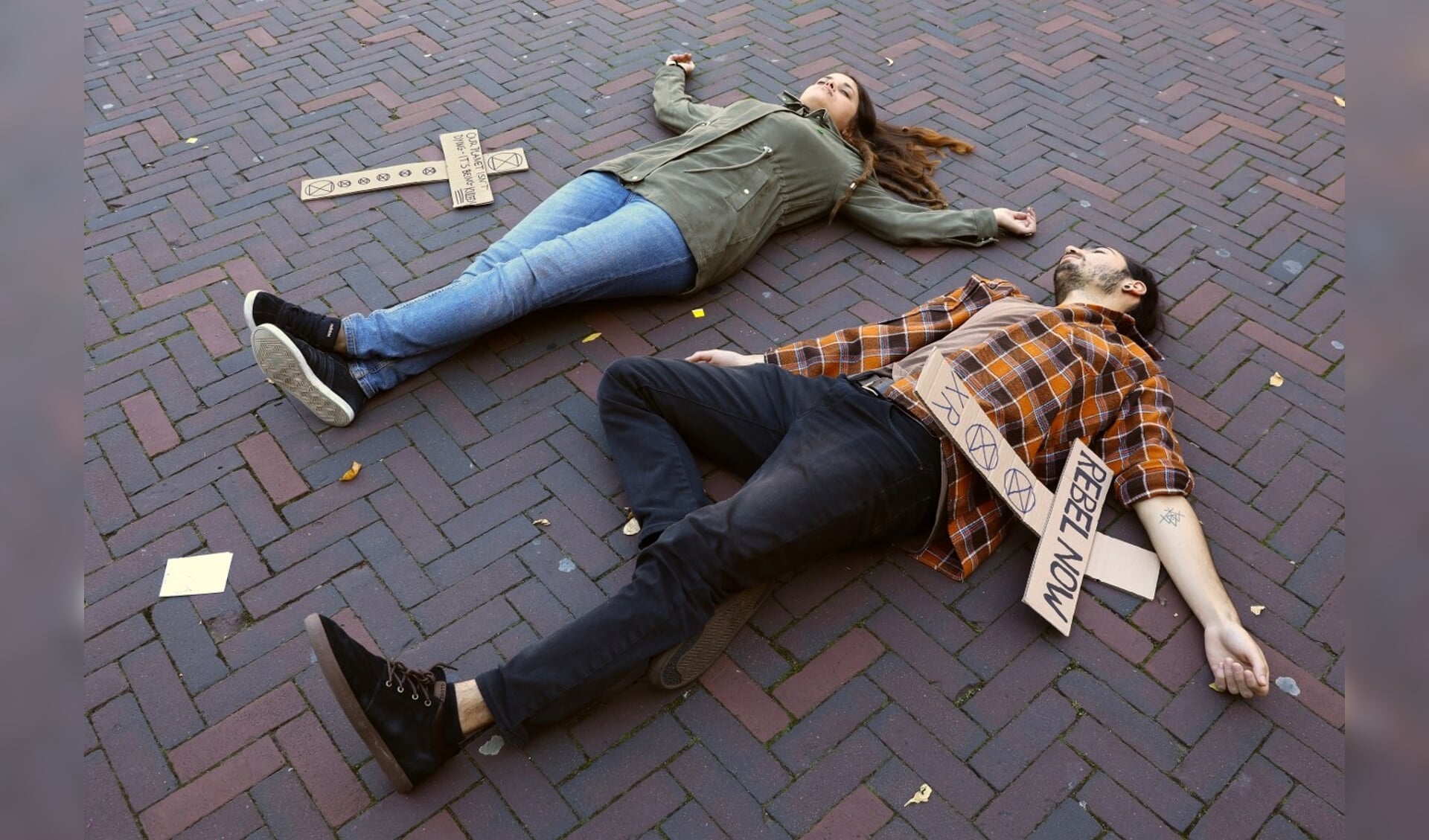 Een niet alledaags plaatje: demonstranten voor klimaatrechtvaardigheid op het Bastiaansplein