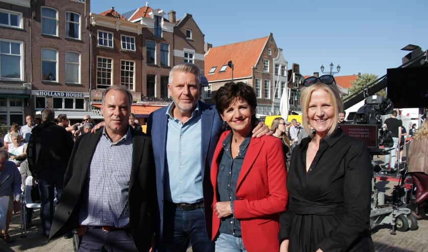 Marktmanager Paul Nijhuis, presentatoren Sybrand Niessen en Martine van Os en Evelien van der Kruit, directeur Delft Marketing.