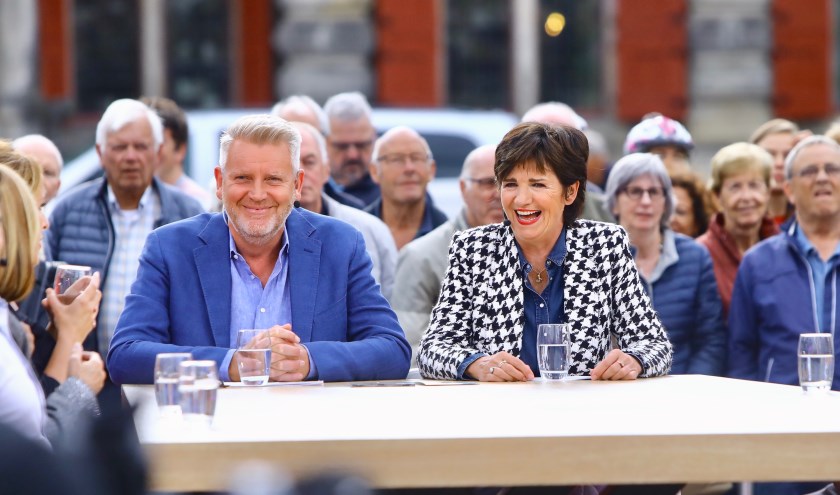 Presentatoren Sybrand en Martine genoten ook op het Delftse marktplein