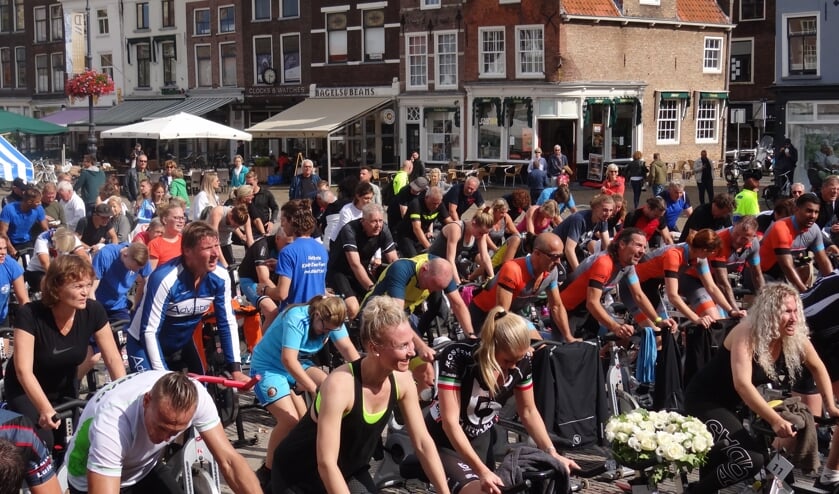 Honderden spinners trapten op de Markt 6000 euro bij elkaar voor het goede doel