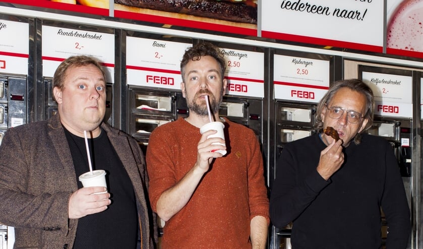Roelof de Vries, Jan Dirk van der Burg en Marcel van Roosmalen leggen Delft uit aan het publiek (Foto: Renate Beense)