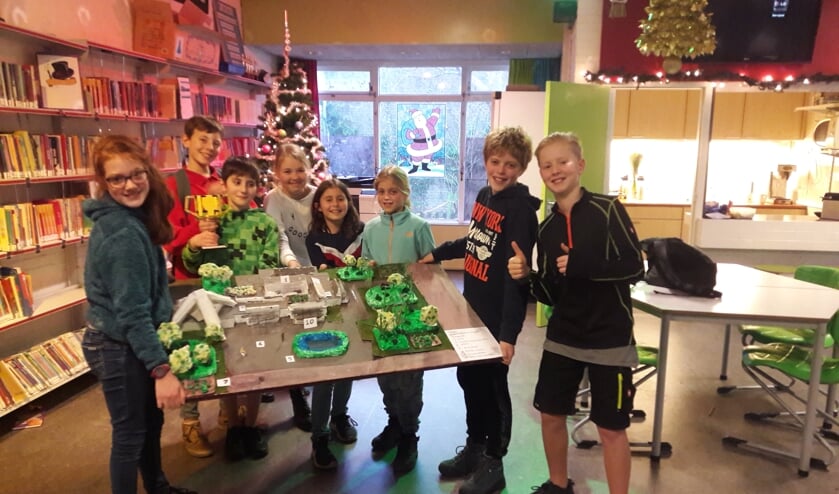 Het winnende team toont de maquette