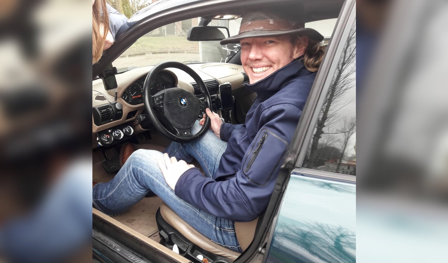 Daniël, een blije rijder van een BMW Z3