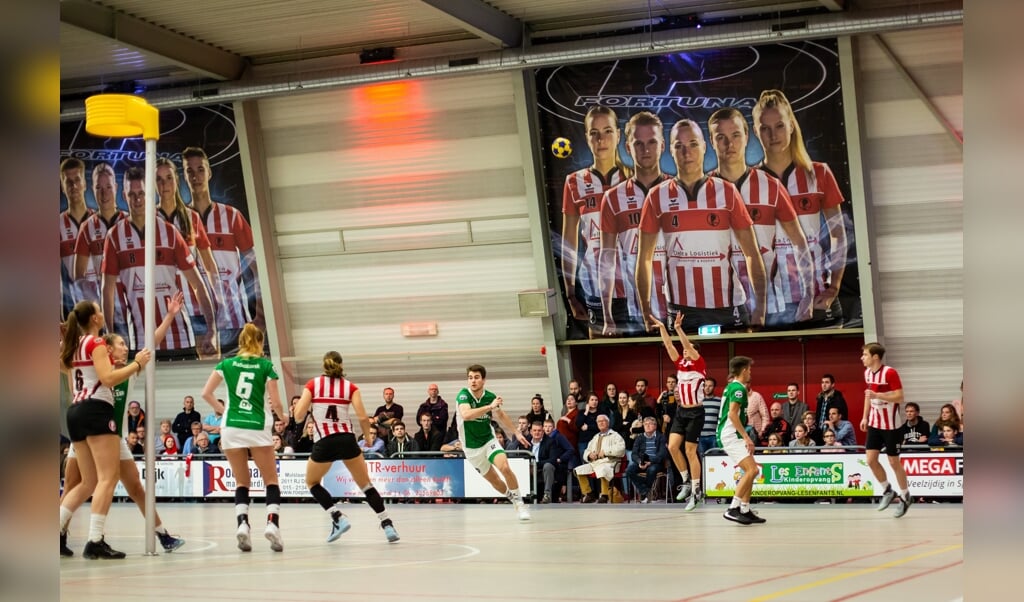 De spelers van Fortuna in actie