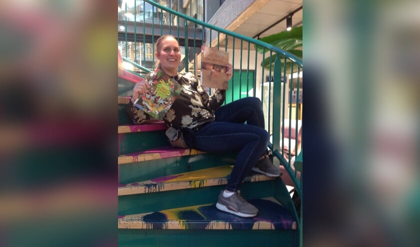 Eva met twee pronkjuwelen van boeken!