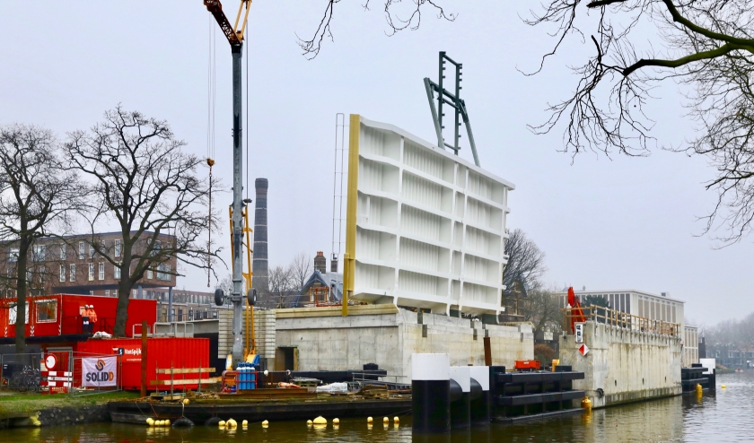 De nieuwe Sint Sebastiaansbrug is inmiddels bijna af (Foto: Koos Bommelé)