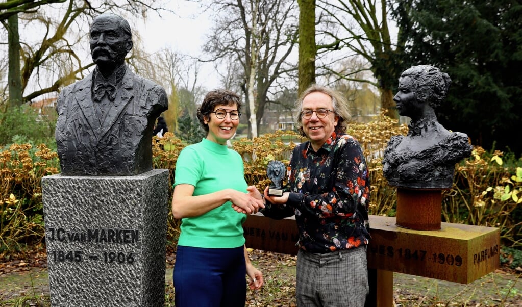 Brie van Klaveren reikte de 'Huug' vorig jaar uit aan Dé Delftenaar van het jaar 2019, Jan van der Mast (Foto: Koos Bommelé)