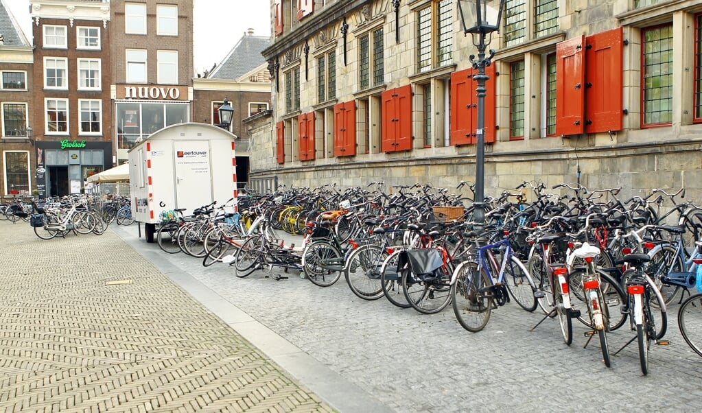 Naast het Stadhuis is dagelijks een overschot aan fietsen die buiten de rekken zijn geplaatst te vinden  (Foto: Koos Bommelé)