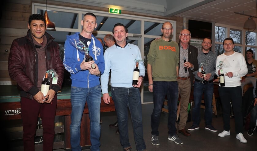 De jubilarissen op rij, samen met voorzitter Paul de Bree (3e van rechts) Foto: Aad van der Knaap