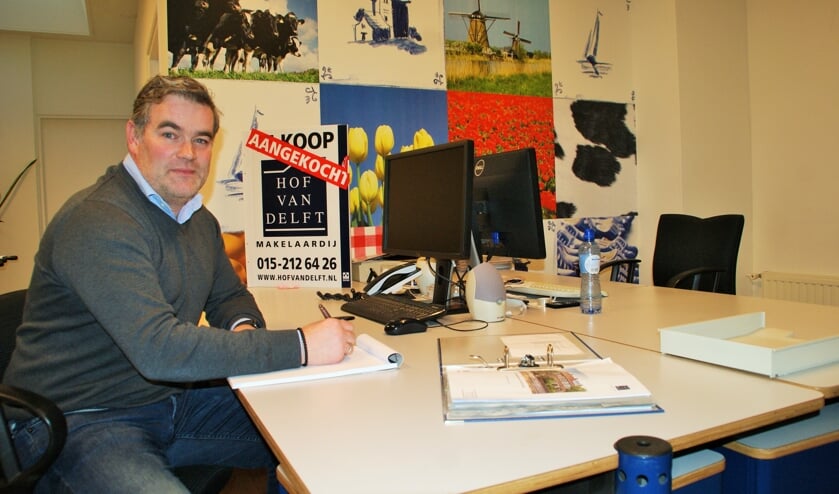 Aram Boonstoppel aan het werk in het kantoor aan de Wateringsevest.