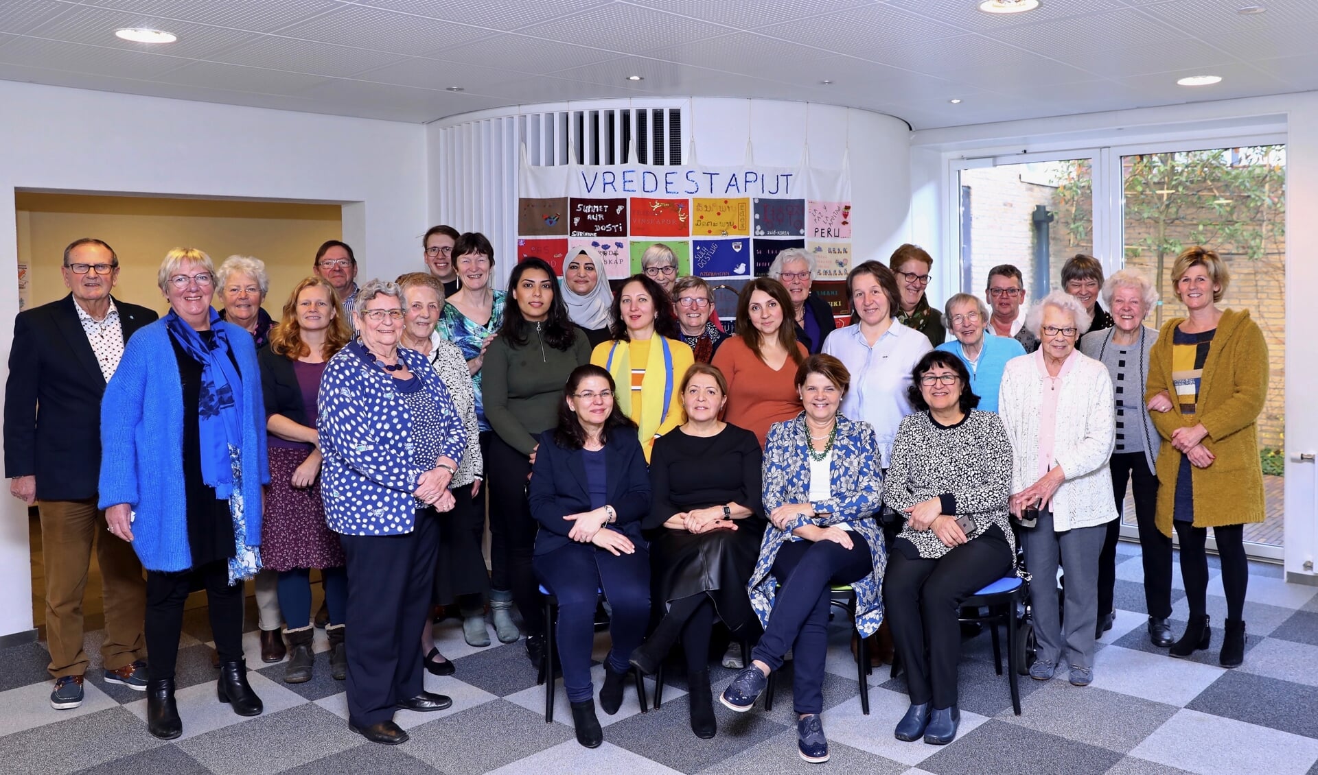 De Wereldparels, samen met burgemeester Marja van Bijsterveldt en de ouderen van het Apostolisch Genootschap (Foto: Koos Bommelé) 