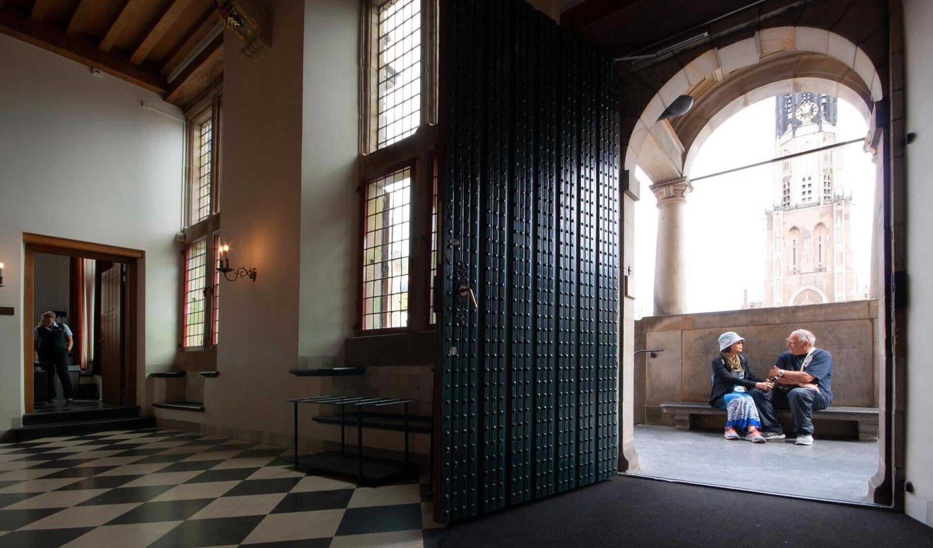 Een modern doorkijkje van fotograaf Astrid van den Berg, in de stijl van Pieter de Hooch