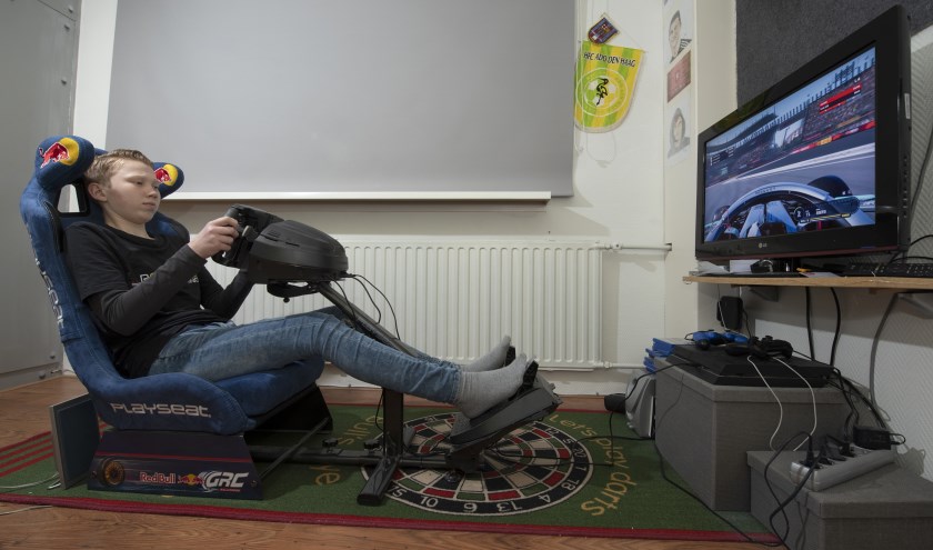 De races die Nick Pronk vanuit zijn playseat in zijn kamer speelt, zijn elke donderdag vanaf 19.30 uur te volgen op het YouTube-kanaal van Inside Line Racing. (foto: Roel van Dorsten)