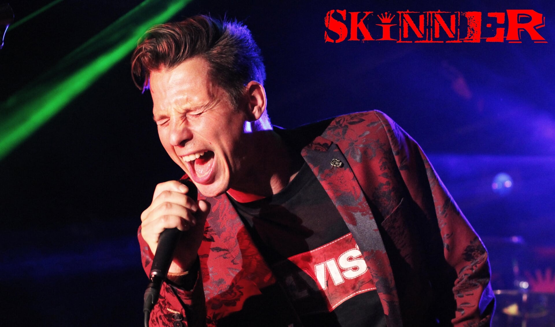 Ruben, in zijn element als zanger van rock coverband Skinner