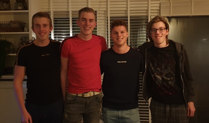 De vier musketiers die allemaal de Delft op Zondag bezorgden: v.l.n.r. Jort, Mats, Tim en Sten