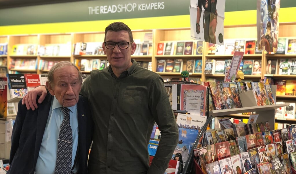 Vader Ben en zoon Johan Kempers in de huidige kantoorboekhandel in de Hoven Passage