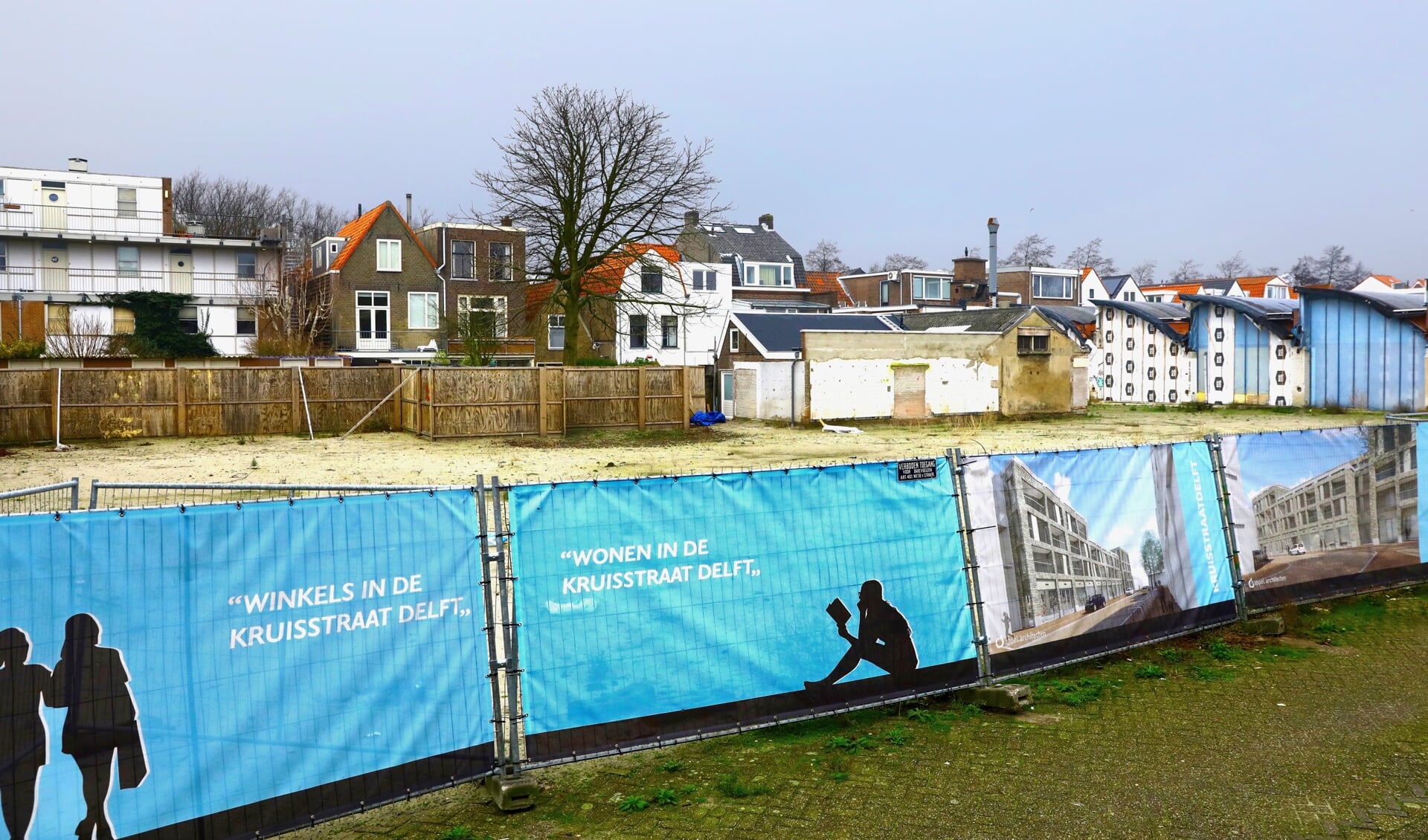 De plannen voor het braakliggende terrein aan de Kruisstraat zorgen al jaren voor ophef (Foto: Koos Bommelé)