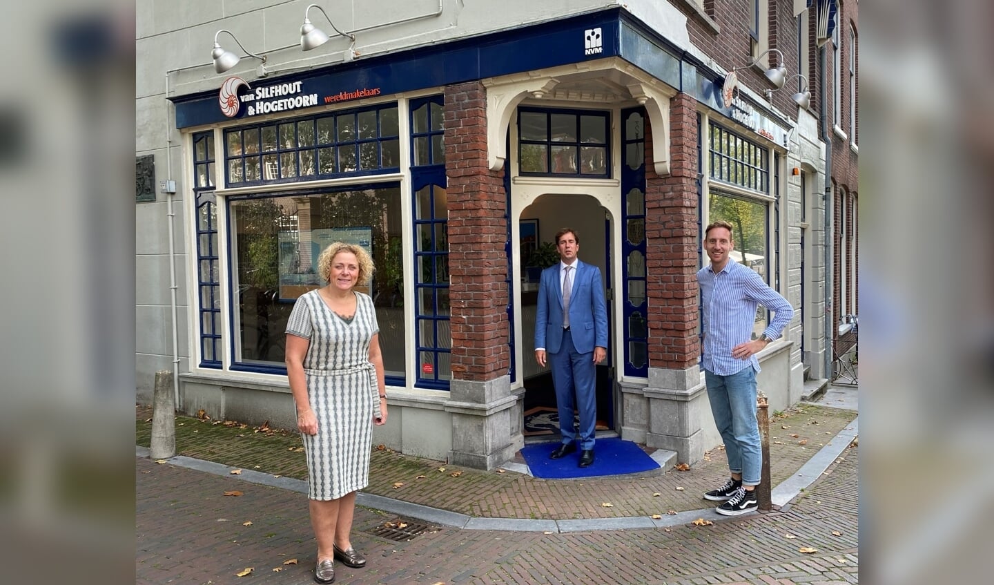 Lisette, Jeroen en Rens voor het kantoor op de hoek van de Boterbrugen de Oude Delft.