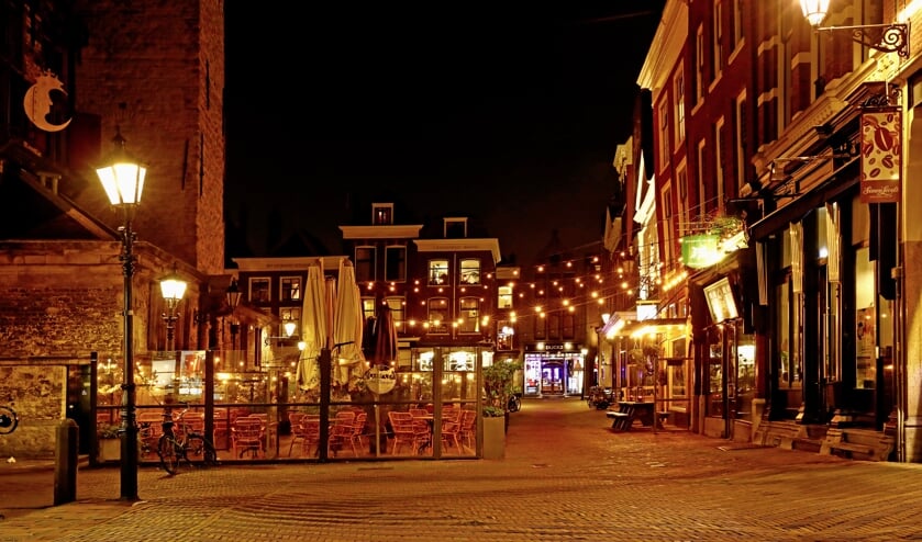 <p>De Delftse terrassen zijn leeg en de horecazaken gesloten (Foto: Koos Bommelé)</p>