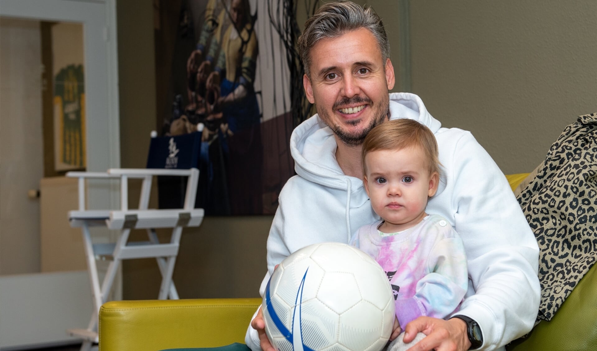 Kevin den Os, op de foto met dochter Zoë, brengt tegenwoordig zijn kennis van het voetbalspel over op jonge spelers. (foto en tekst: Roel van Dorsten)