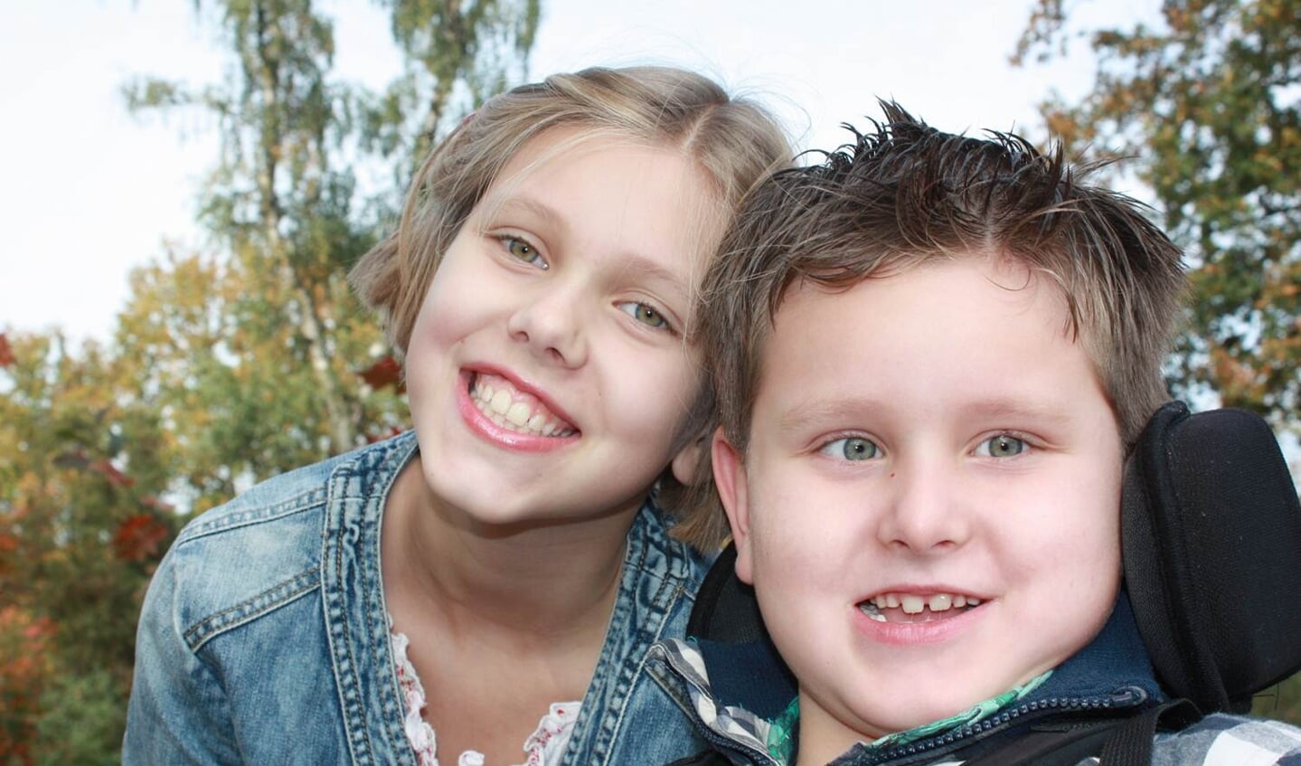 Esmée (9) en haar broertje Quinten (7) die een stofwisselingsziekte heeft.(foto: Stofwisselingsziekten.nl)
