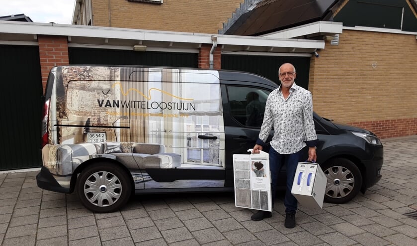 <p>Dick van Witteloostuijn met stalen op weg naar de klanten thuis.</p>