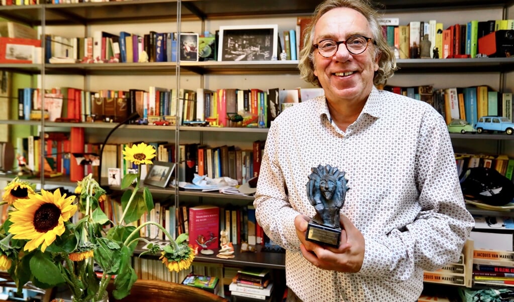 Jan van der Mast, Dé Delftenaar van het Jaar 2019, met de bronzen Hugo (Foto: Koos Bommelé)