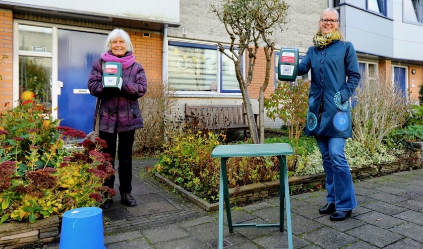 <p>Henny en Lonneke gaan met plezier langs de deuren (Foto: Koos Bommelé)</p>