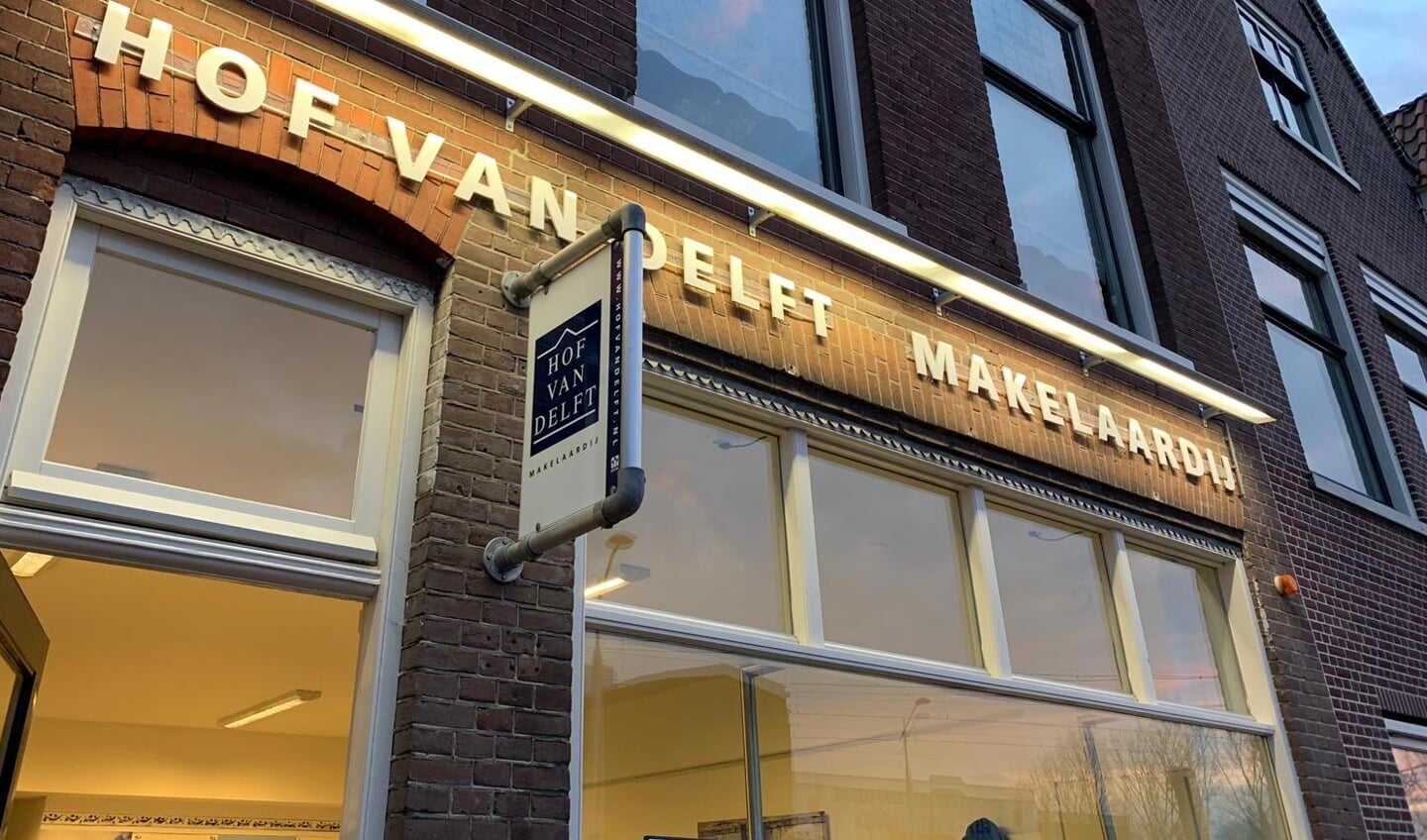 Het kantoor van Hof van Delft Makelaardij aan de Wateringsevest 26.