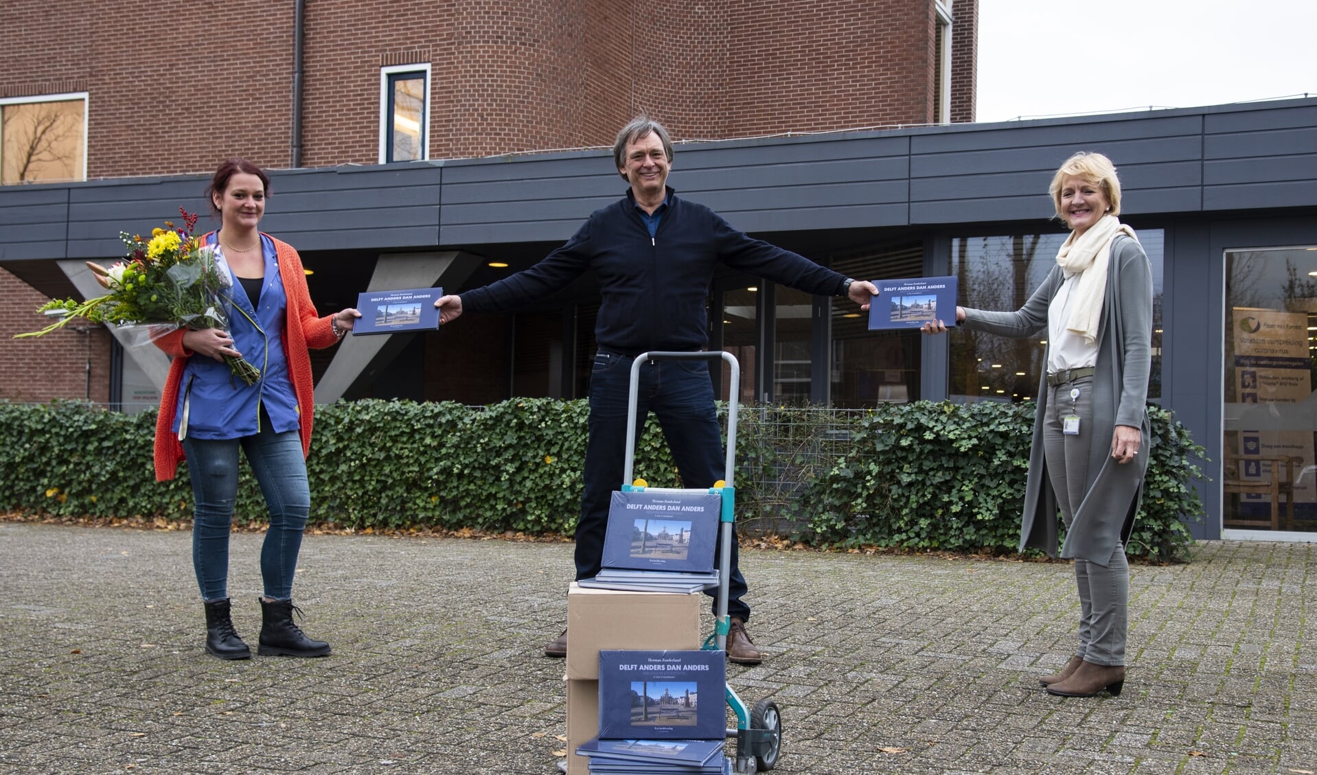 Joëlle Piguillet en Lydi Brouwer van De Bieslandhof ontvangen de boeken van Herman Zonderland (Foto: Aad Derwort) 