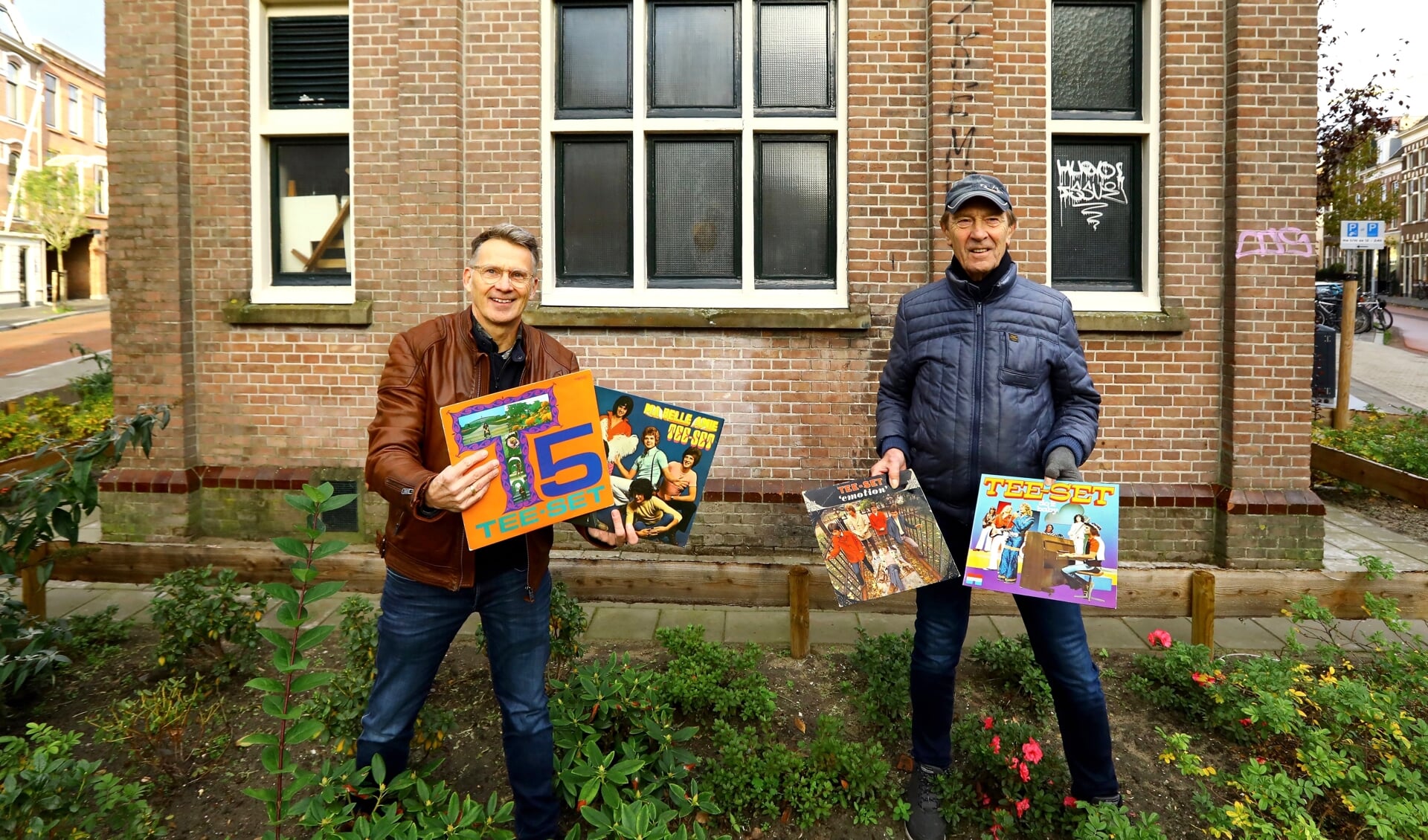Initiatiefnemer Aad Sosef en Tee-Set gitarist Polle Eduard verheugen zich op de plaatsing van het eerbetoon op het trafohuisje (Foto: Koos Bommelé)