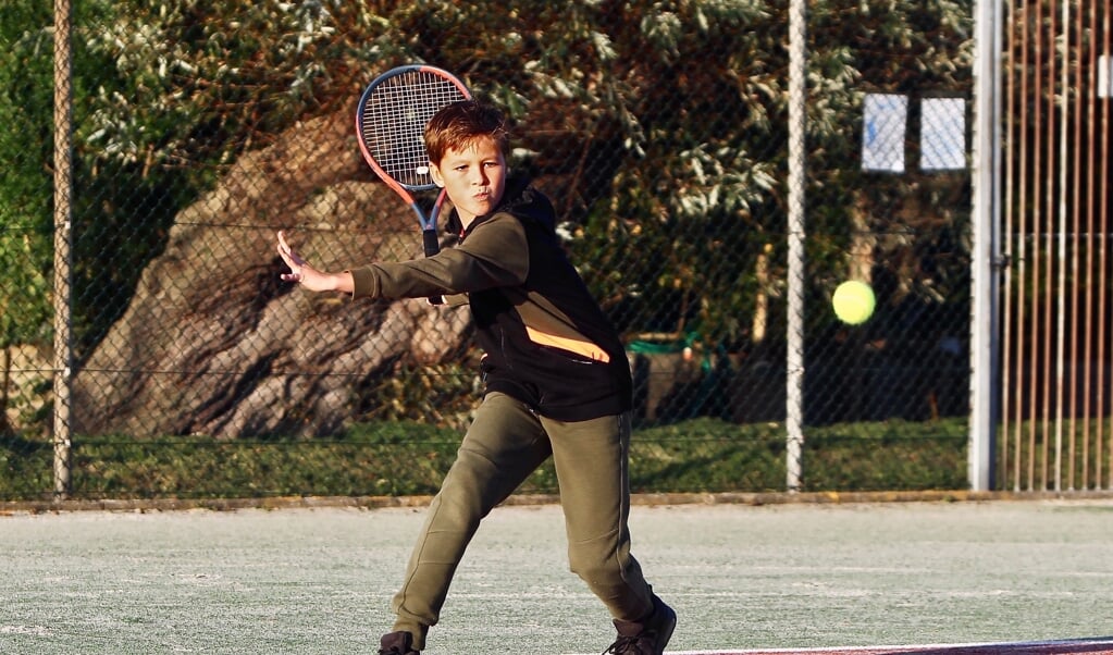 Op de tennisbaan slaat Liam graag zo hard mogelijk in de hoeken (Foto: Koos Bommelé)
