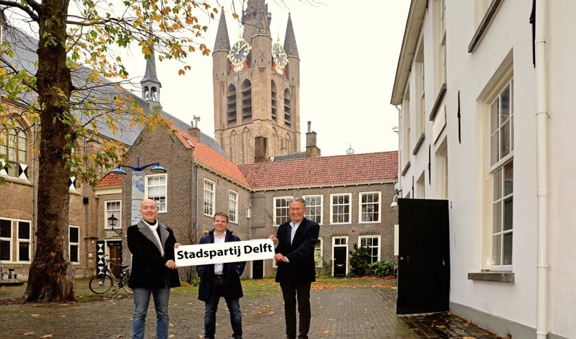 <p>Theodor van der Lans, Erwin Stoelinga en Aad Meuleman presenteren de nieuwe naam (Foto: Koos Bommelé)</p>
