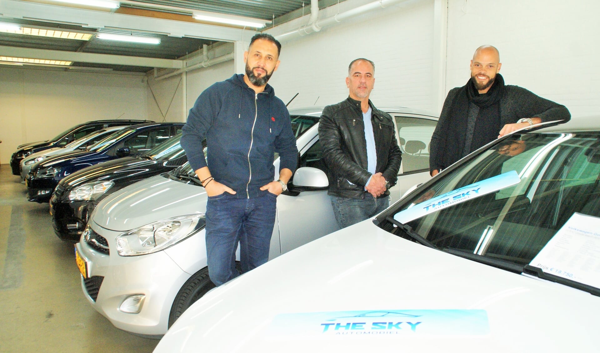 The Sky Automobiel met van links naar rechts Maithem Al-Aukaili,Hussein Taher en Maurice Isenia. (foto: ML)