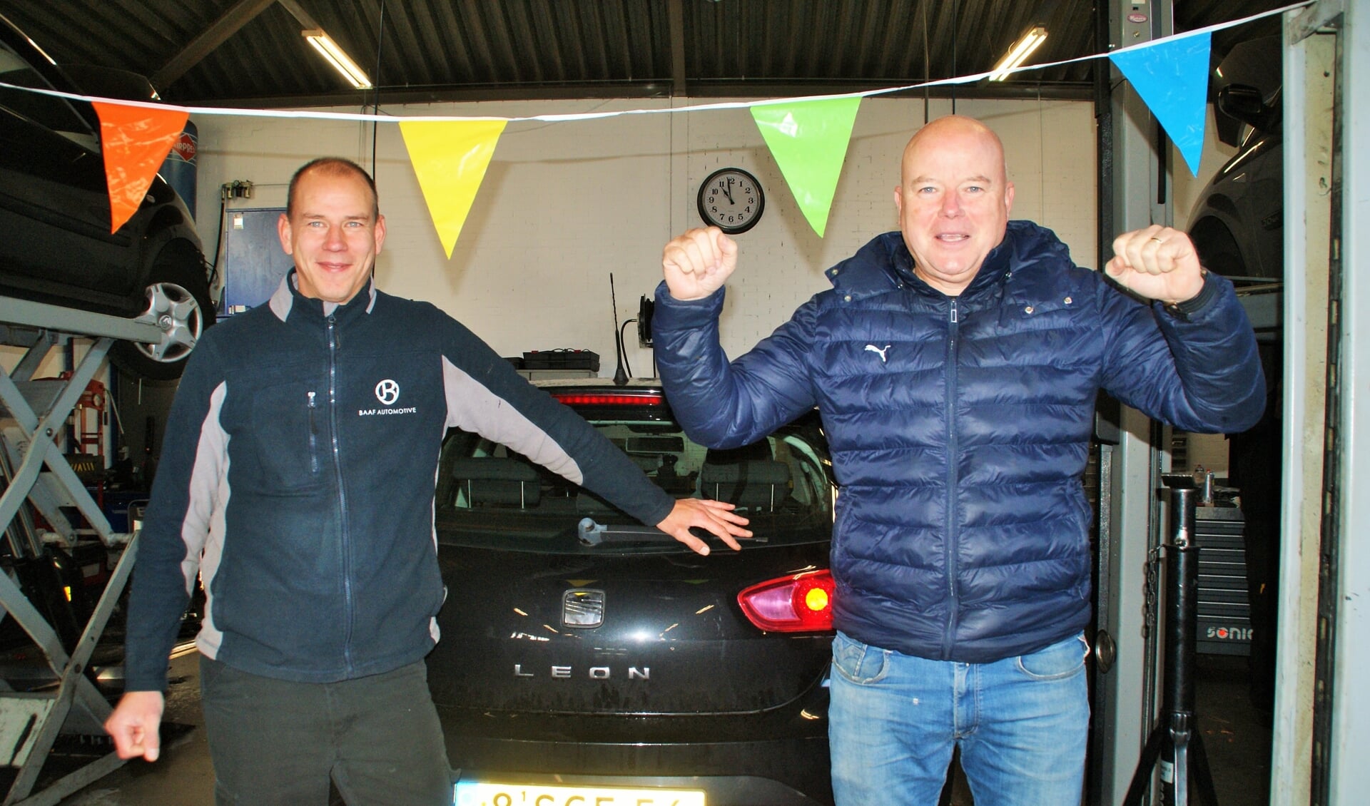 Baaf Automotive, van Joost Noordam (links) en Manfred Bavelaar, viert een jubileumfeestje, want het bedrijf bestaat al weer tien jaar! (foto: ML)